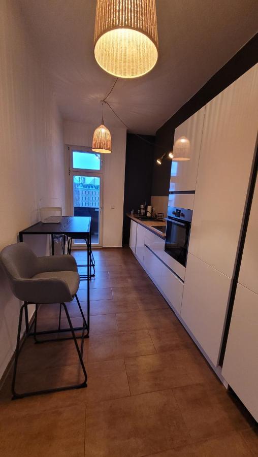 Design Altbauwohnung Mit Balkon Und Parkplatz Лайпциг Екстериор снимка