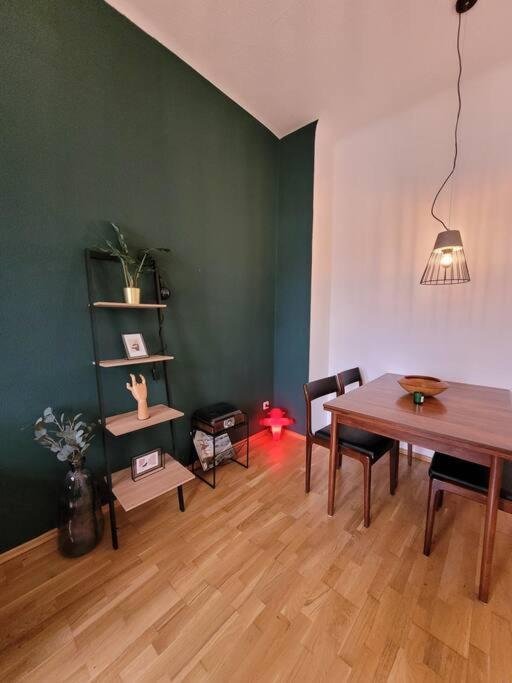 Design Altbauwohnung Mit Balkon Und Parkplatz Лайпциг Екстериор снимка